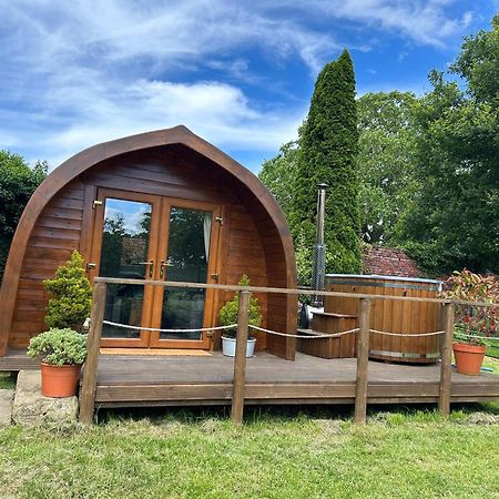 Готель Secluded Cosy Luxury Pod With Wood Fired Hot Tub Шрусбері Екстер'єр фото