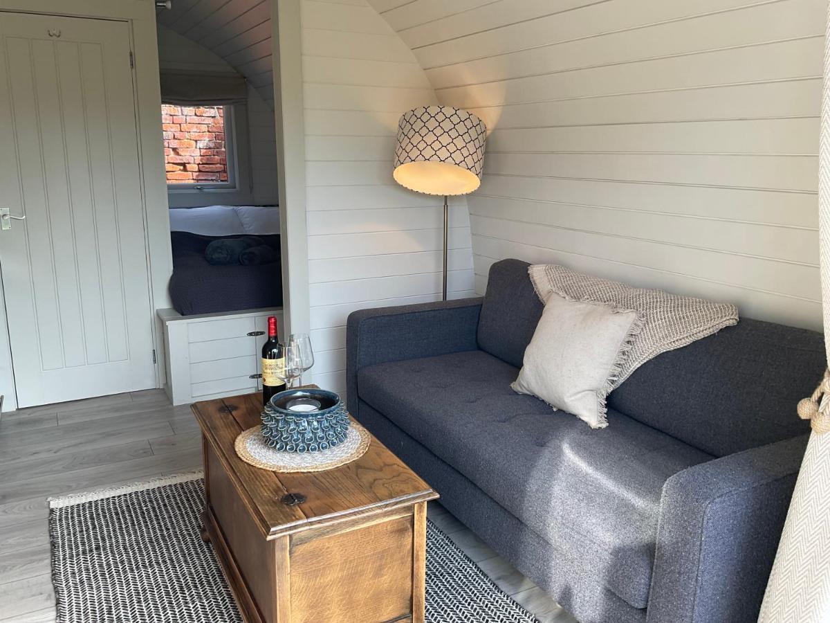 Готель Secluded Cosy Luxury Pod With Wood Fired Hot Tub Шрусбері Екстер'єр фото