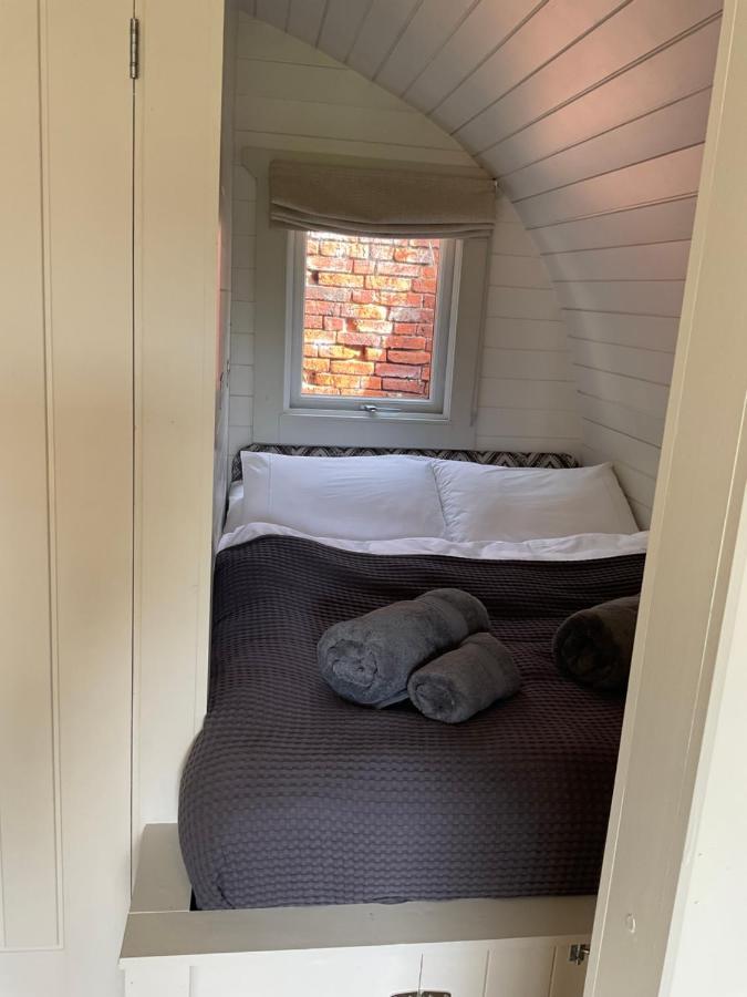 Готель Secluded Cosy Luxury Pod With Wood Fired Hot Tub Шрусбері Екстер'єр фото